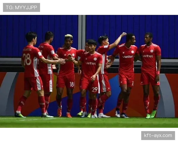 卫冕冠军险胜晋级,黑马球队闪耀联赛杯赛场 卫冕冠军险胜晋级,黑马球队闪耀联赛杯赛场