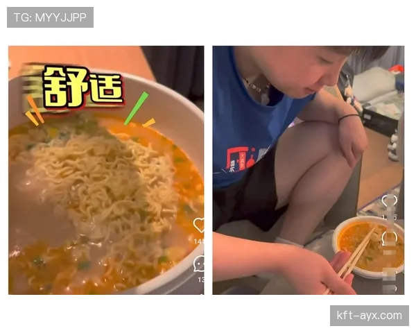 何卓佳在家穿拖鞋吃泡面，镜头一转窗边那块表把我拉回现实